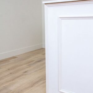 Medallion White Bar – Column (3)